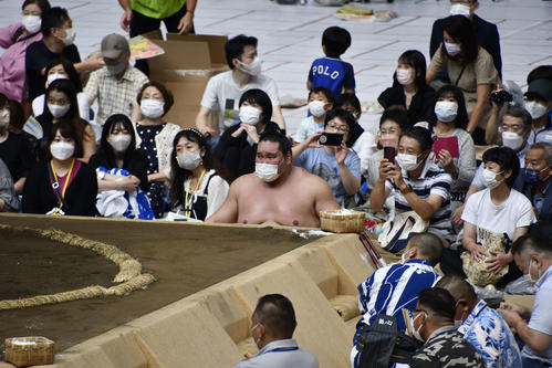 3大関の申し合い稽古を土俵下で見つめる照ノ富士（撮影・平山連）