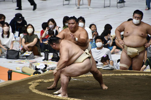 申し合い稽古で正代を相手に果敢に攻め込む御嶽海（撮影・平山連）
