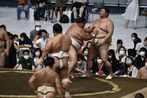 申し合い稽古で御嶽海の果敢な攻めに屈し、土俵外へと出る正代（撮影・平山連）