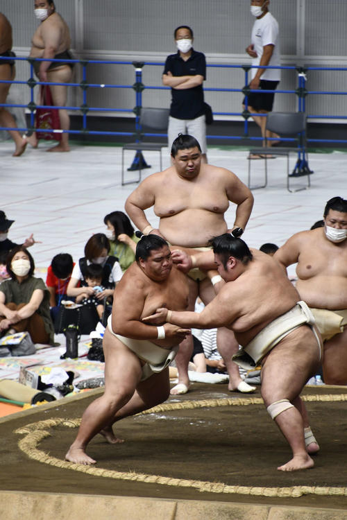 申し合い稽古をする御嶽海と貴景勝。奥は正代（撮影・平山連）