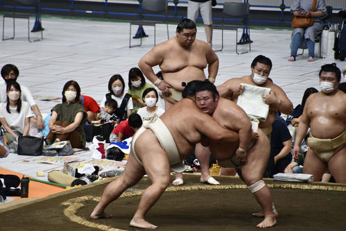 申し合い稽古をする御嶽海（左）と貴景勝。奥で見つめるのが正代（撮影・平山連）