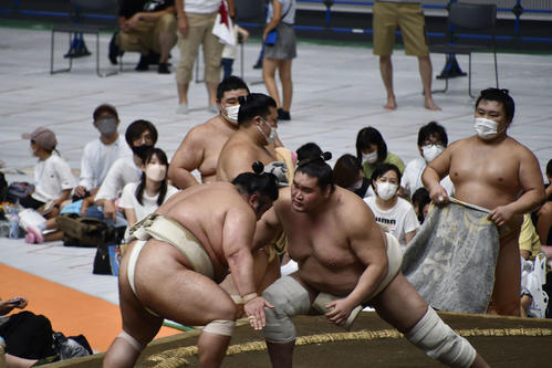 貴景勝に胸を出す照ノ富士（撮影・平山連）