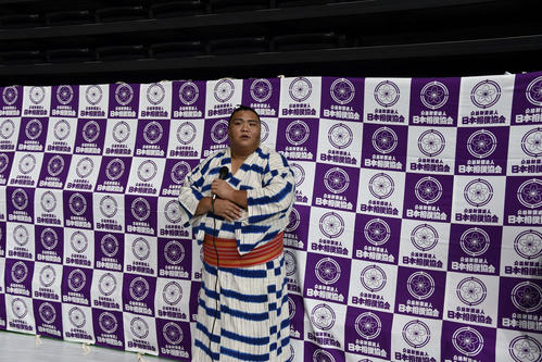 取材に応じる御嶽海（撮影・平山連）