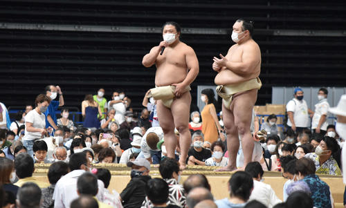 子供からの質問コーナーに答える若隆景（左）と北勝富士