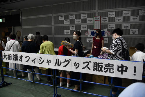 オフィシャルグッズが買える売店は長蛇の列ができる盛況ぶりだった（撮影・平山連）