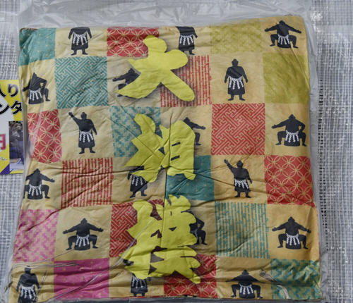 会場内に置かれた座布団（撮影・平山連）