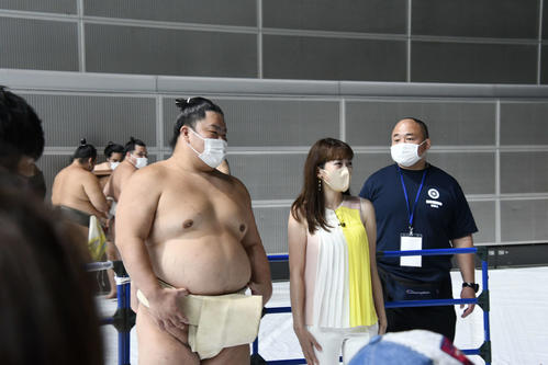 NHKの中川安奈アナウンサーと写真を撮る大栄翔（撮影・平山連）