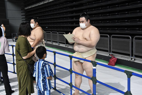 ちびっこファンのためにサインをする隆の勝（撮影・平山連）