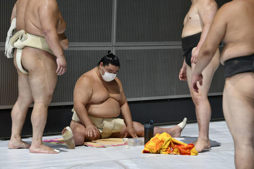 稽古に向けて準備する正代（撮影・平山連）