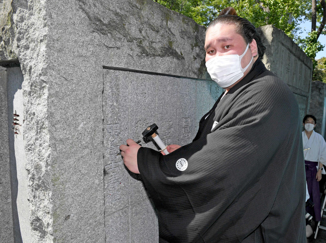 横綱力士碑にしこ名を刻む横綱照ノ富士関（代表撮影）