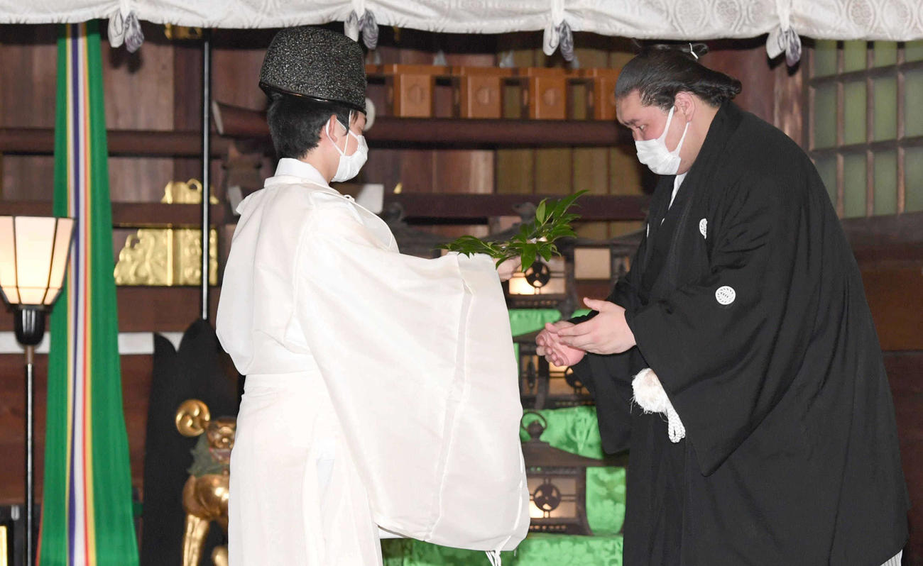 玉串拝礼に臨む横綱照ノ富士関（右）（代表撮影）