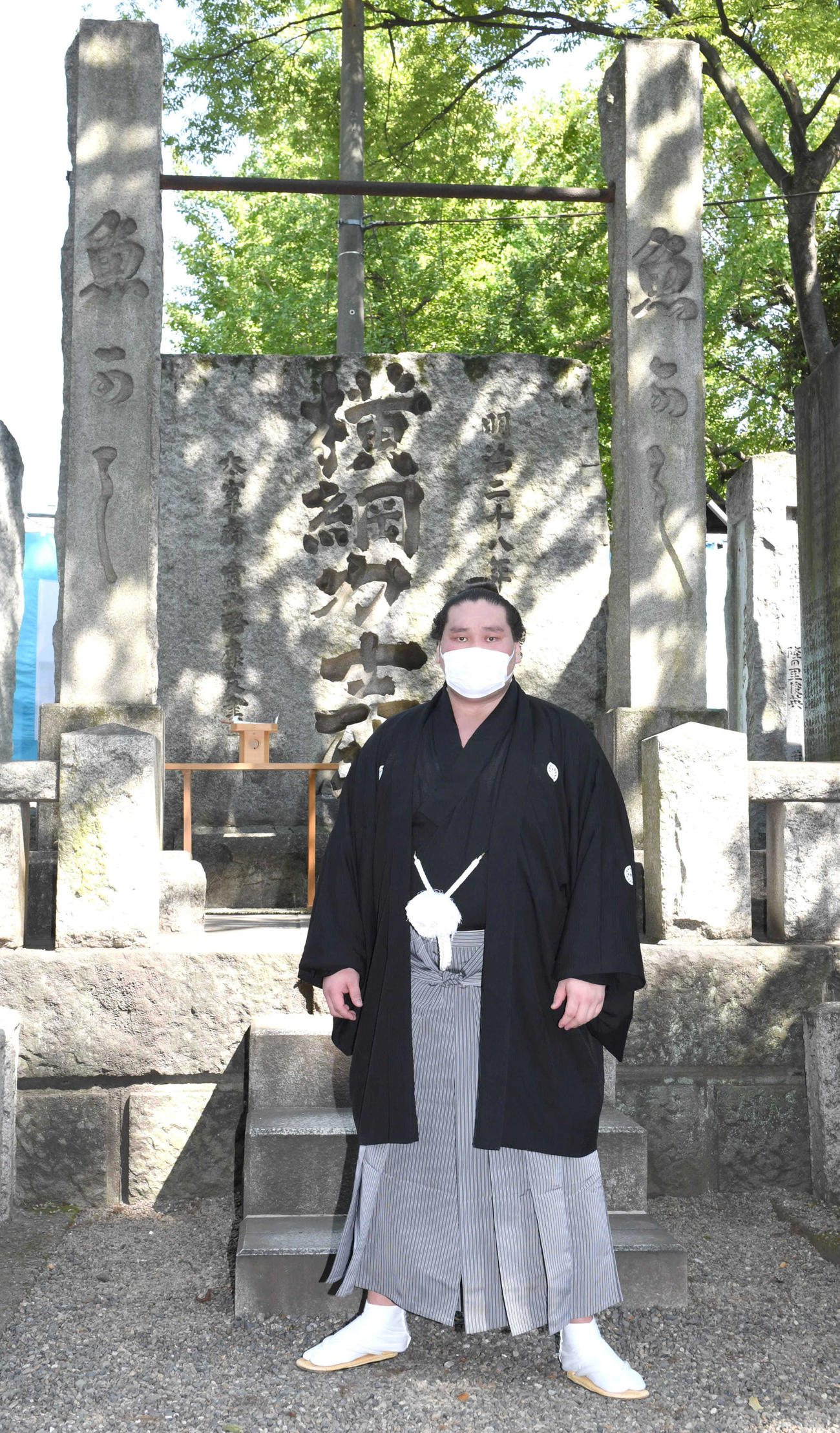 横綱力士碑刻名式を終え、記念撮影に応じる横綱照ノ富士関（代表撮影）