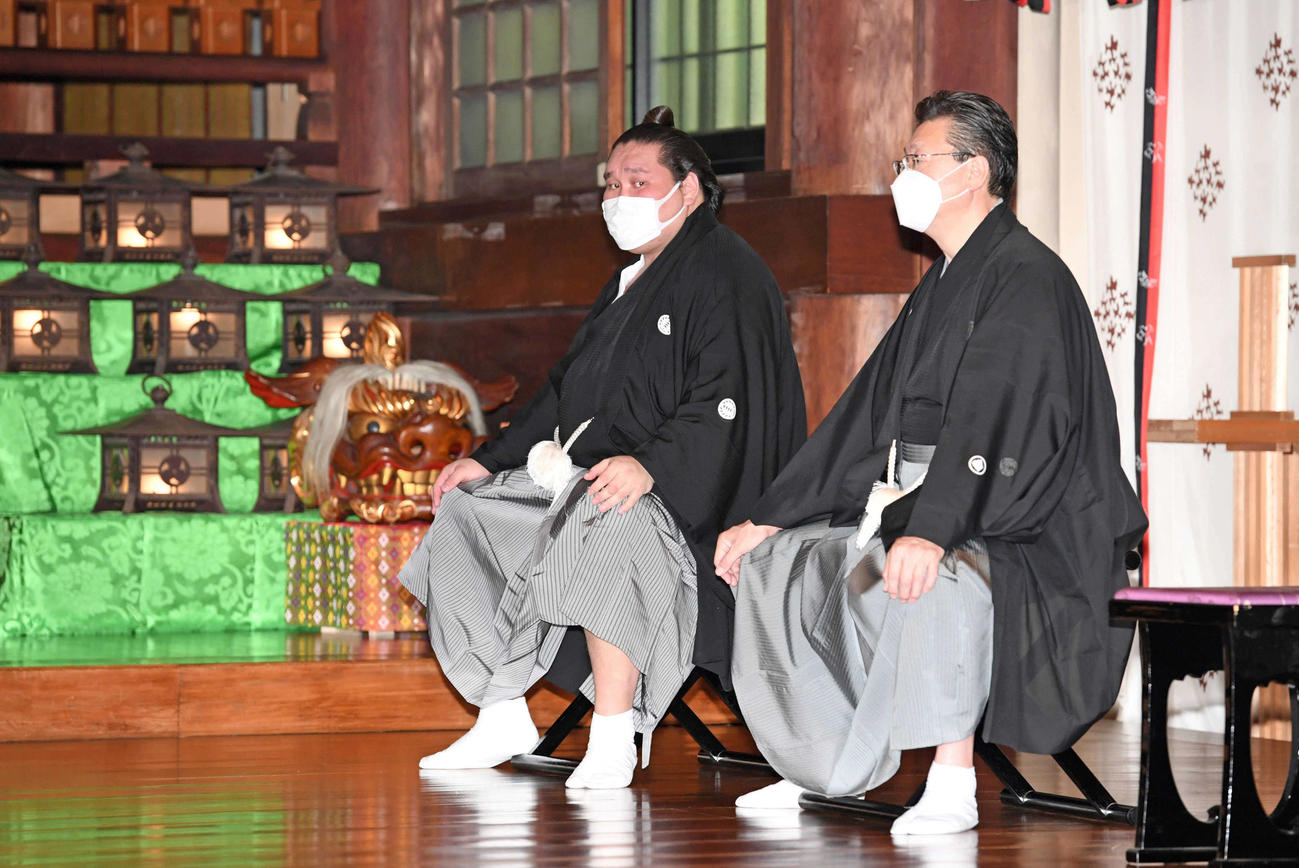 横綱力士碑刻名奉告祭に臨む横綱照ノ富士関（左）と伊勢ヶ浜親方（代表撮影）