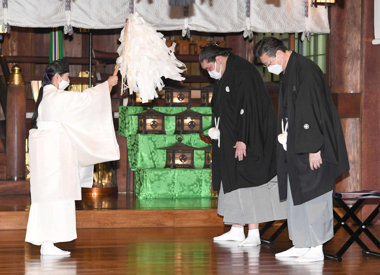 おはらいを受ける横綱照ノ富士関（中央）と伊勢ヶ浜親方（右）（代表撮影）
