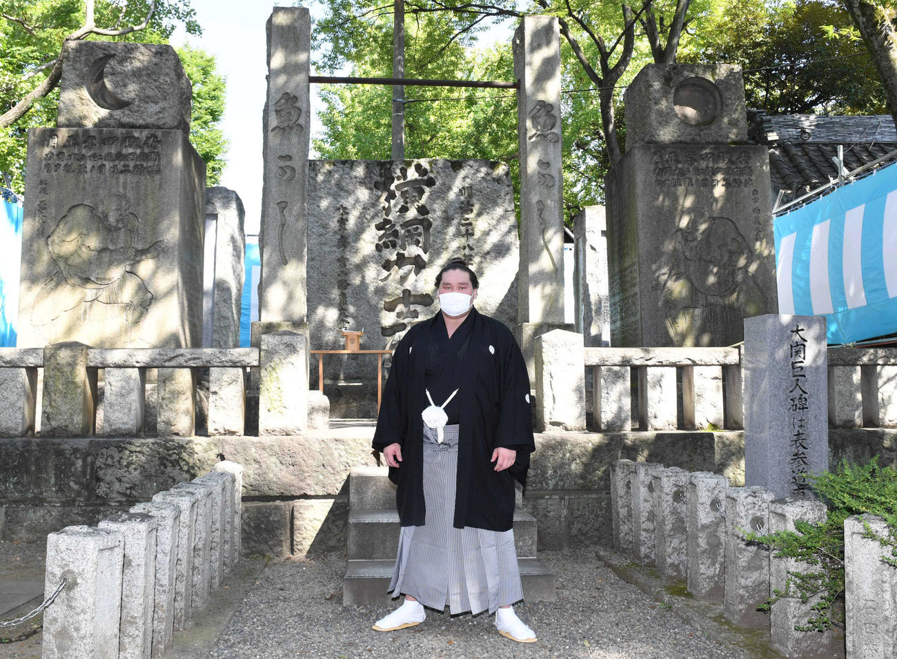 横綱力士碑刻名式を終え、記念撮影に応じる横綱照ノ富士関（代表撮影）