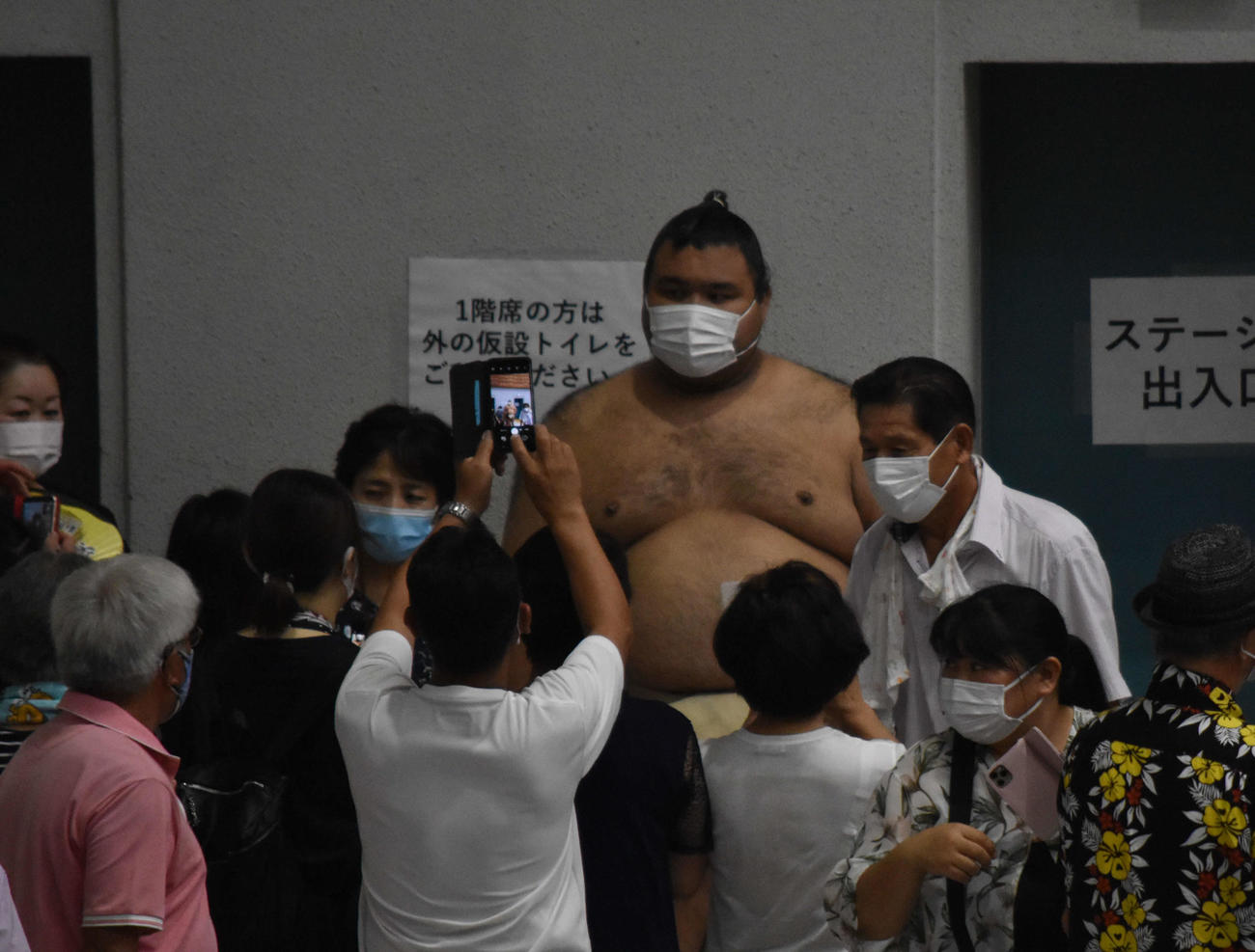 稽古前にファンに囲まれる高安