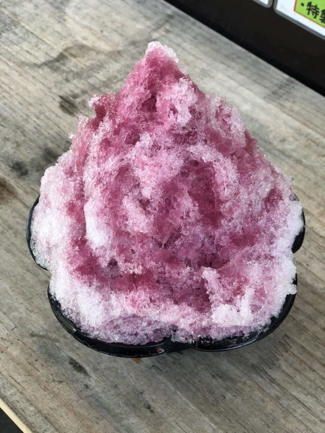 会場外で販売されていた地元産のシロップが使われたグレープ味のかき氷（撮影・平山連）
