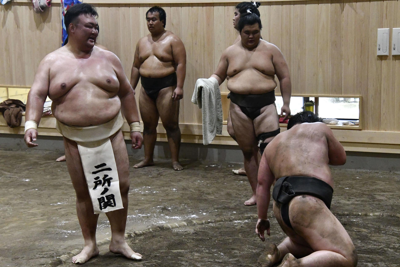高橋と相撲を取る二所ノ関親方（左）（撮影・平山連）
