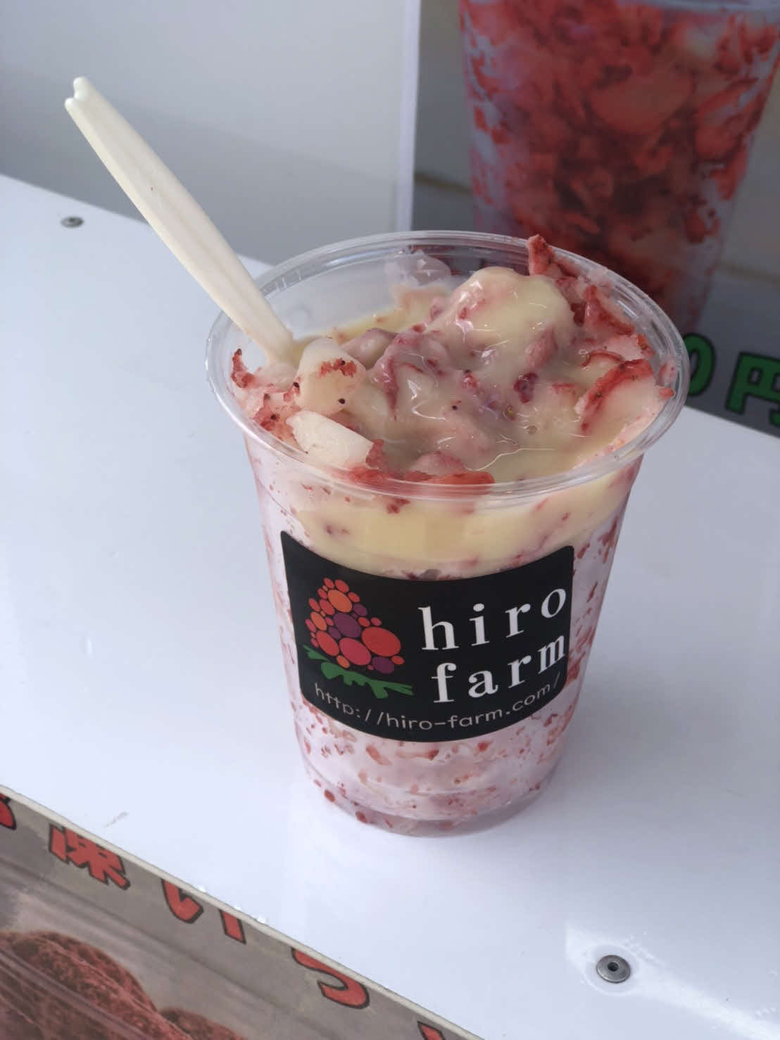 春日部市内で採れたイチゴと冷たいアイスクリーム、さらに練乳をからめたデザート「削りイチゴ」。会場外の売店で販売され、人気商品の1つとなった（撮影・平山連）