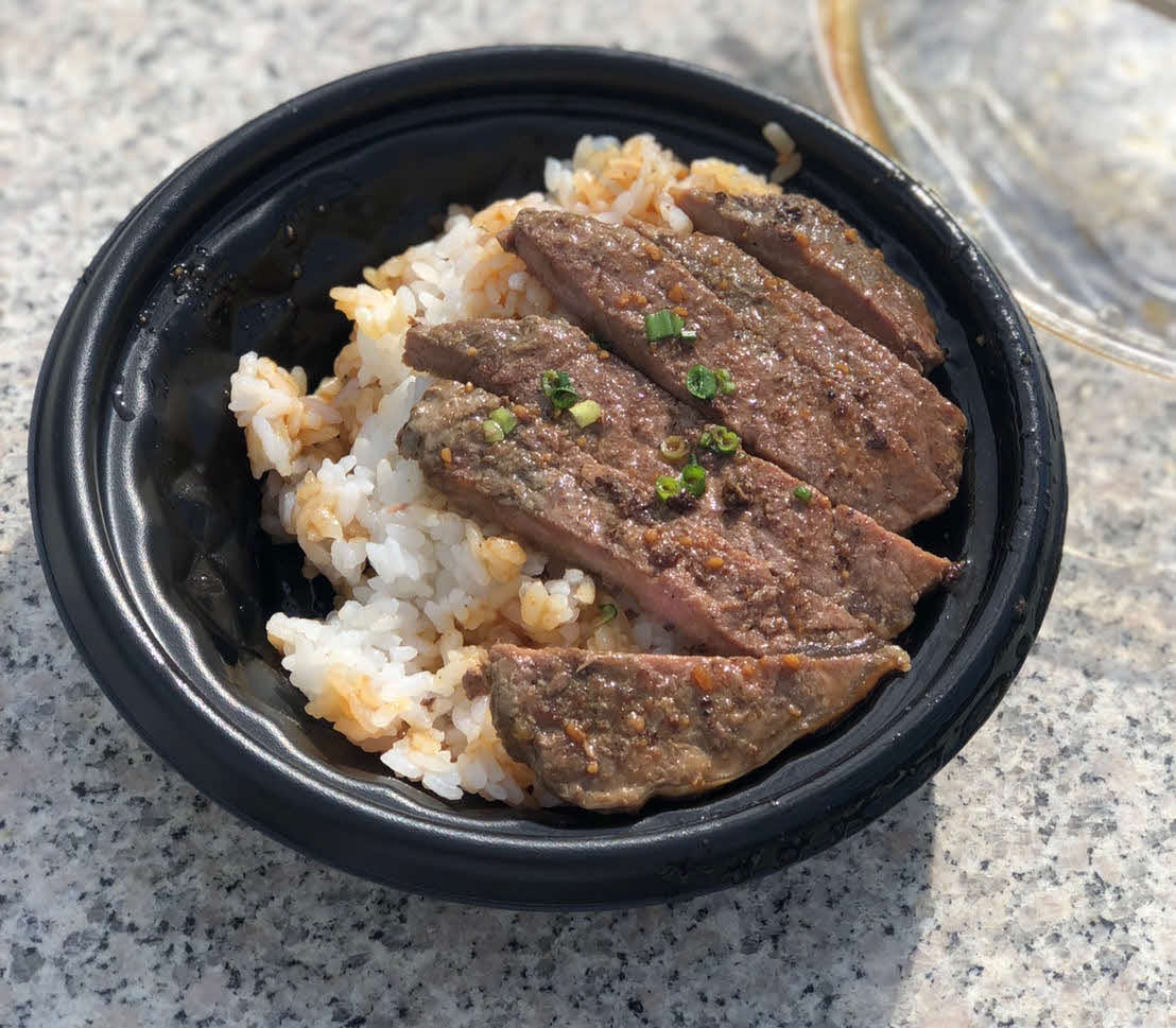 会場外で販売された牛タン丼（撮影・平山連）