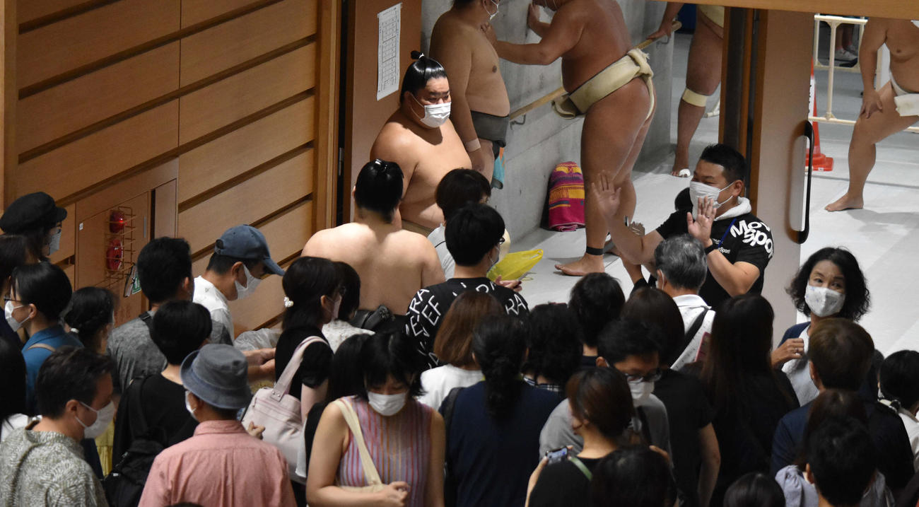 ファンに囲まれる埼玉出身の関脇大栄翔