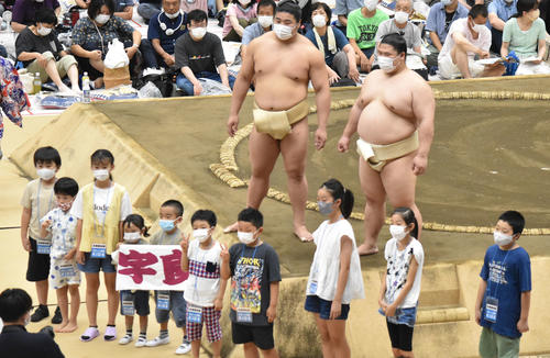 質問コーナー後に質問した子供らと記念撮影する若元春（左）と宇良
