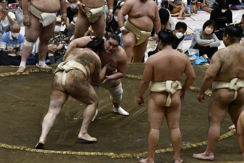胸を出す照ノ富士（撮影・平山連）