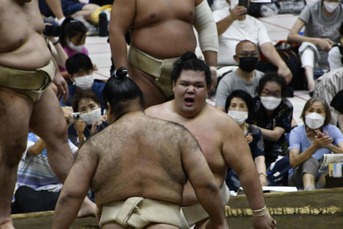 高安とぶつかり稽古を行う阿武咲（撮影・平山連）