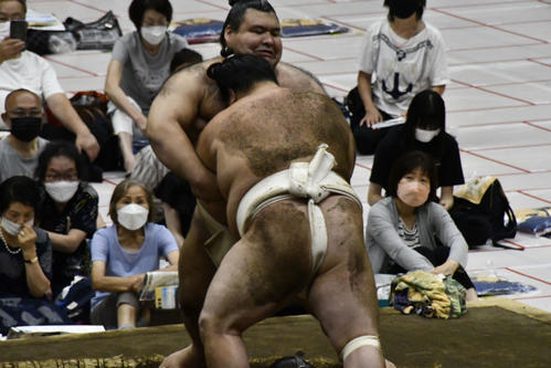 阿武咲に胸を出す高安（撮影・平山連）