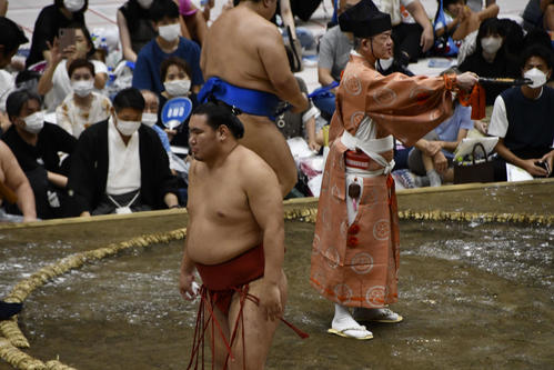 叔父で元横綱の朝青龍の取組前のルーティーンを披露するなど夏巡業を盛り上げた豊昇龍。期待されたが、この日の取組前には披露されず（撮影・平山連）