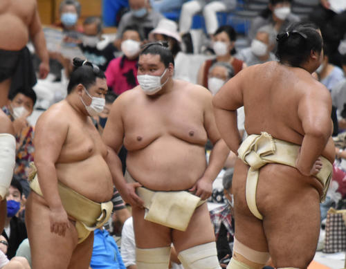 土俵下で会話を交わす照ノ富士（右）と明生