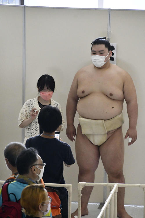 ファンと写真を撮る王鵬（撮影・平山連）