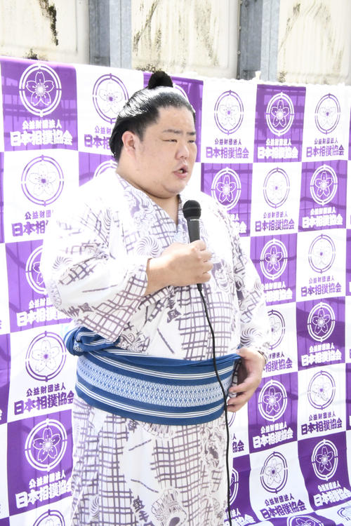取材に応じる大栄翔（撮影・平山連）