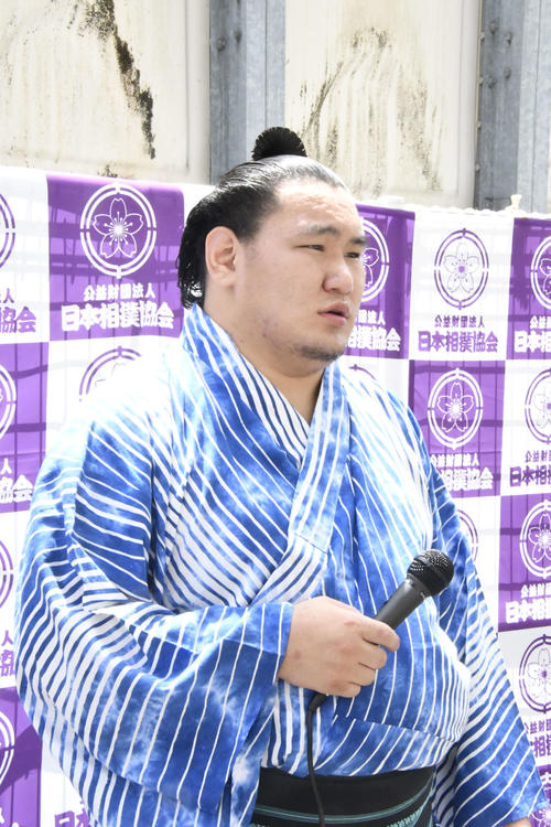 取材に応じる豊昇龍（撮影・平山連）