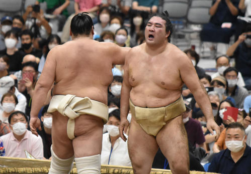 ぶつかり稽古で照ノ富士（左）に胸を出されて苦悶（くもん）の表情を浮かべる竜電