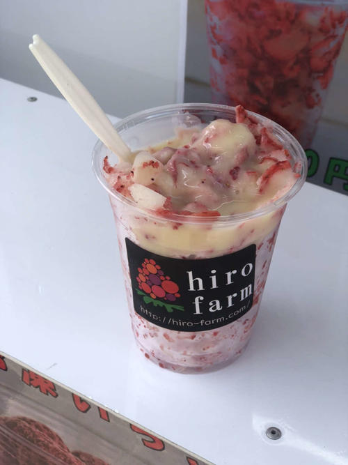 春日部市内で採れたイチゴと冷たいアイスクリーム、さらに練乳をからめたデザート「削りイチゴ」。会場外の売店で販売され、人気商品の1つとなった（撮影・平山連）