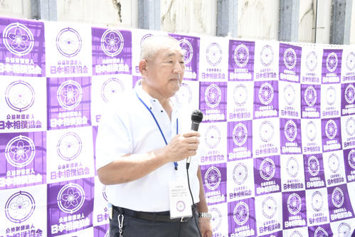 取材に応じる入間川巡業部副部長（撮影・平山連）