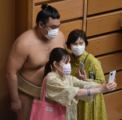 ファンとの写真撮影に応じる霧馬山