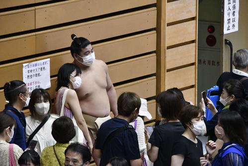 ファンと写真を撮る若元春（撮影・平山連）
