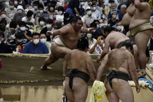 胸を出す千代大龍（左）（撮影・平山連）