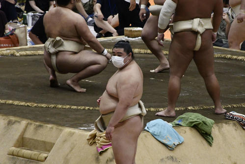土俵下でマスク姿で遠くを見つめる正代（撮影・平山連）