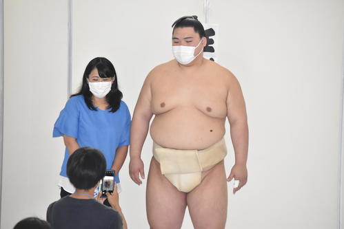 写真撮影会に参加する王鵬