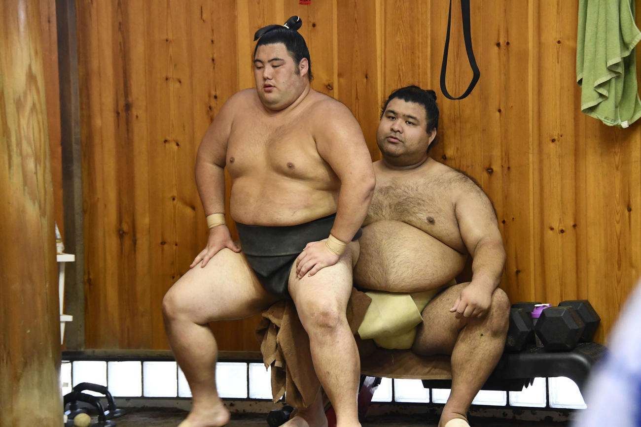 海真を自分の右太ももに乗せて、トレーニングを行う高安（代表撮影）