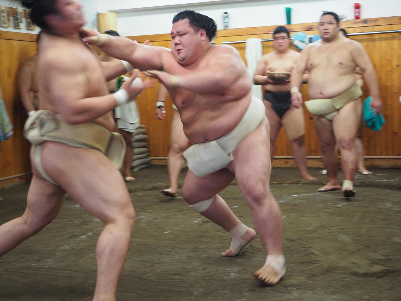 申し合い稽古で相撲を取る阿武咲