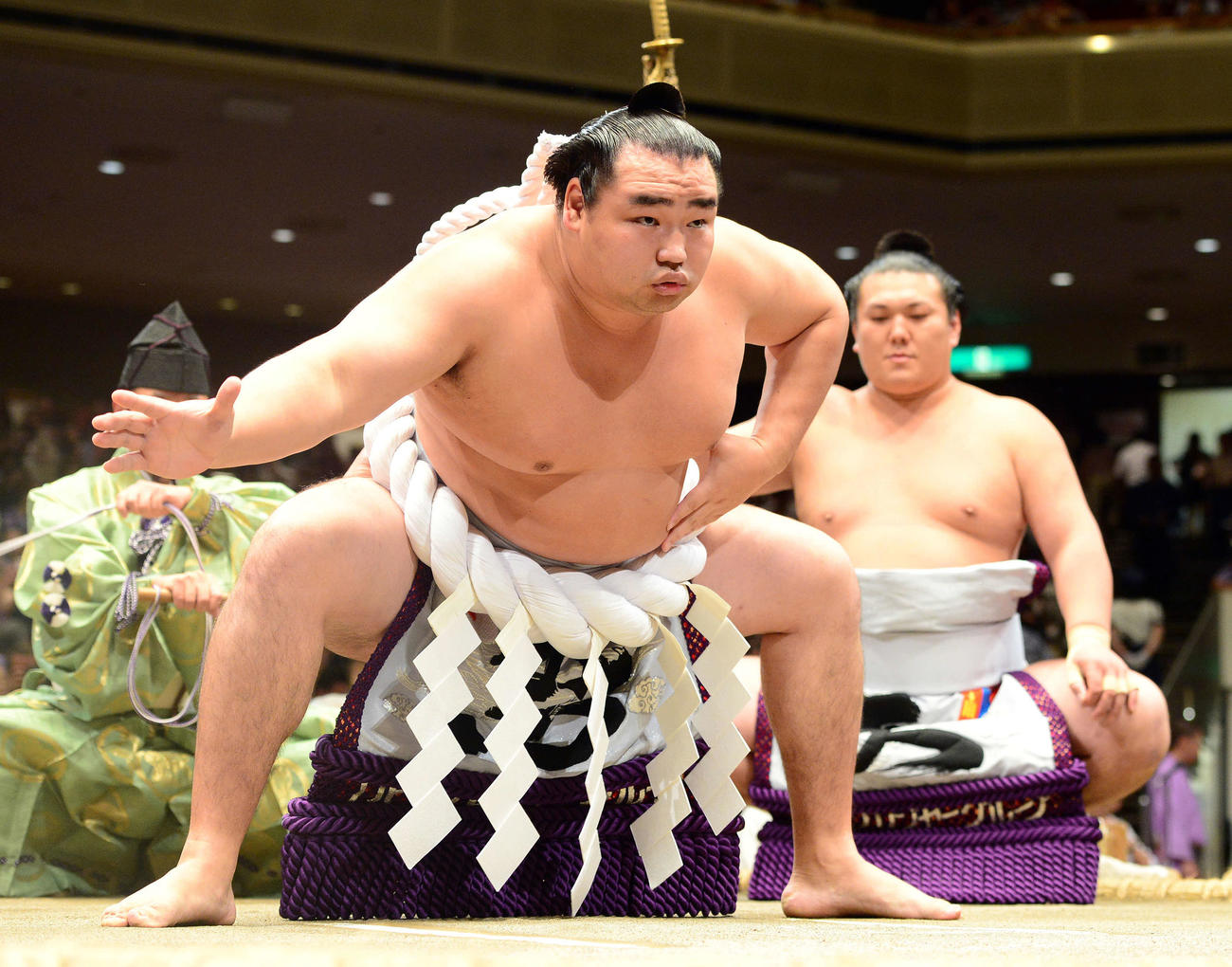 14年9月、秋場所5日目に土俵入りする横綱鶴竜