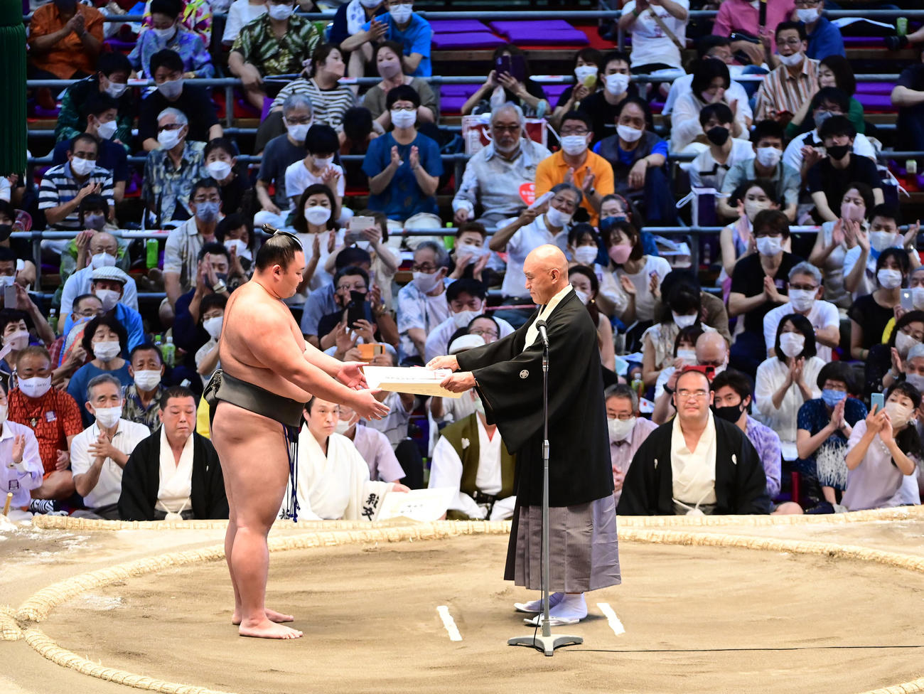観客の拍手を受けながら三段目優勝の表彰を受ける朝乃山（2022年7月24日撮影）