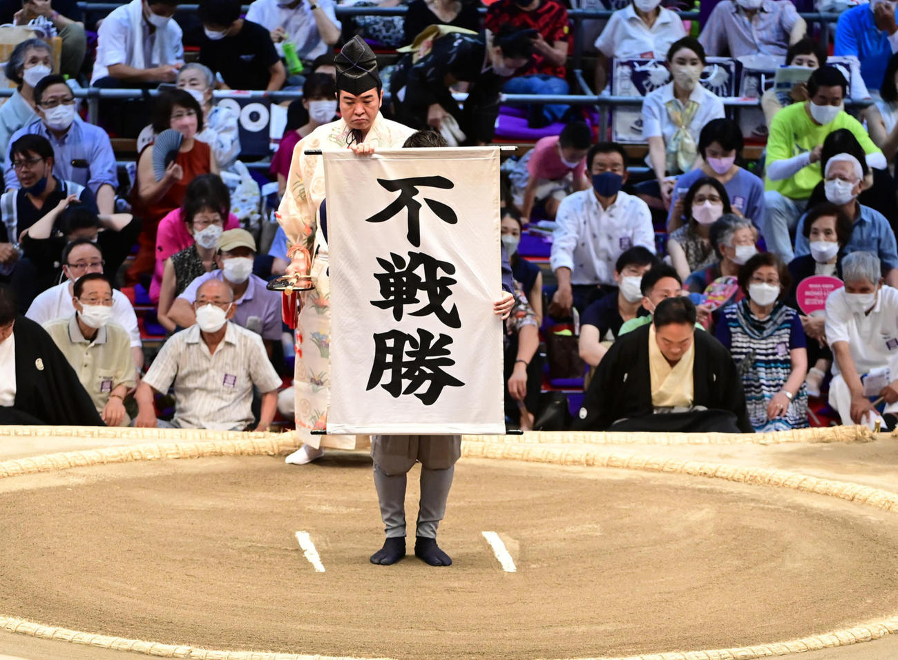 名古屋場所13日目、遠藤の休場により宝富士の不戦勝を告げる幕が掲げられた（2022年7月22日撮影）