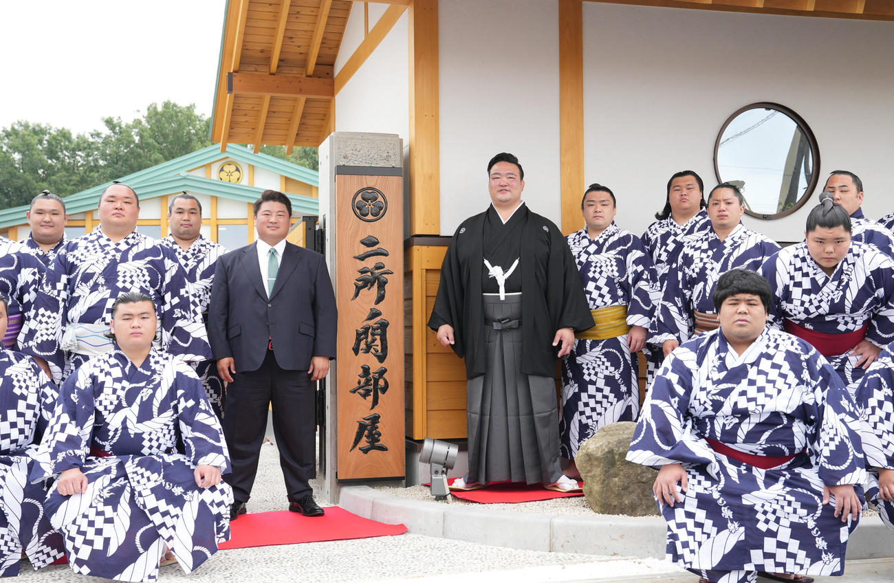 6月5日、二所ノ関部屋部屋開きで笑顔を見せる元稀勢の里の二所ノ関親方（中央右、中村親方（元関脇嘉風＝同左）ら（代表撮影）