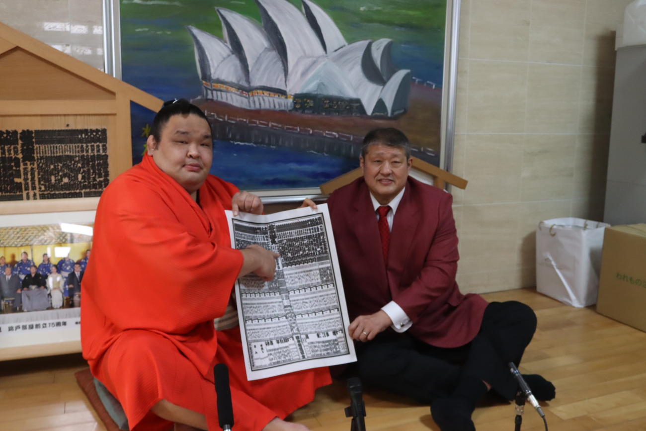 新入幕を果たして会見に臨む水戸龍と錦戸親方（元関脇水戸泉）