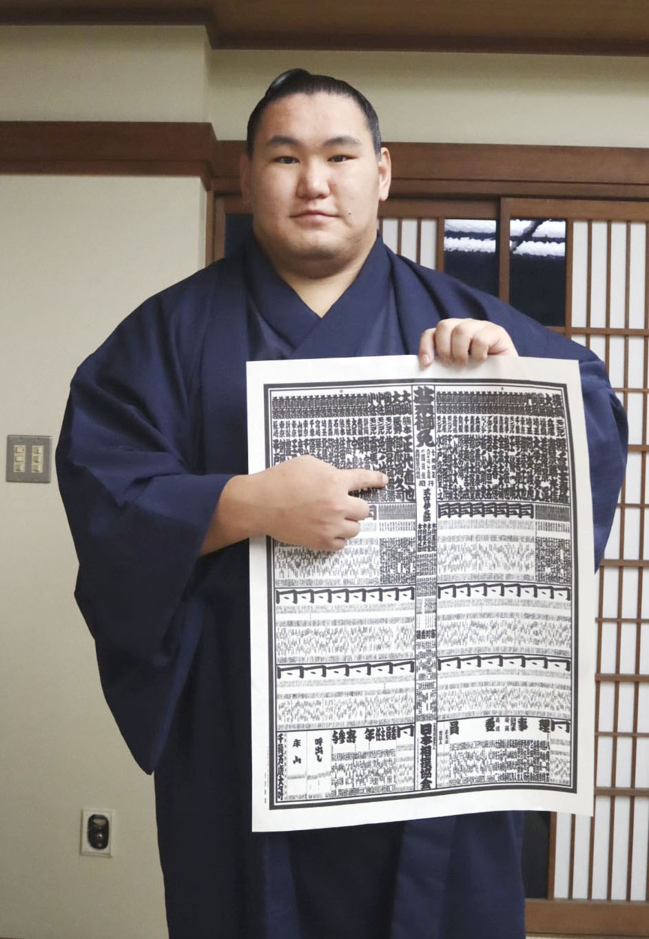番付表のしこ名を指さす豊昇龍（日本相撲協会提供）（共同）